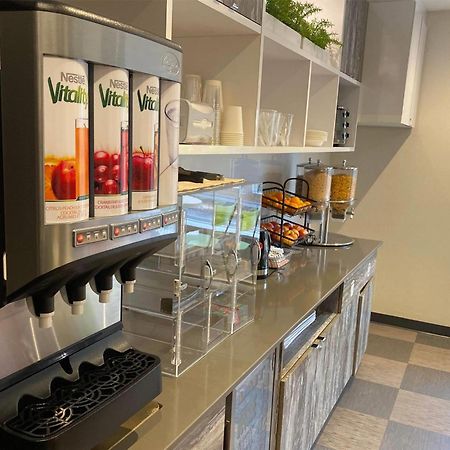 Ramada By Wyndham Laval Hotell Eksteriør bilde