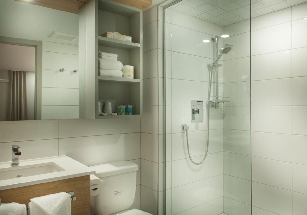 Ramada By Wyndham Laval Hotell Eksteriør bilde