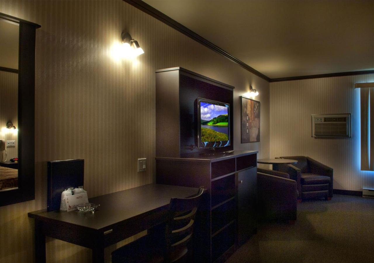 Ramada By Wyndham Laval Hotell Eksteriør bilde
