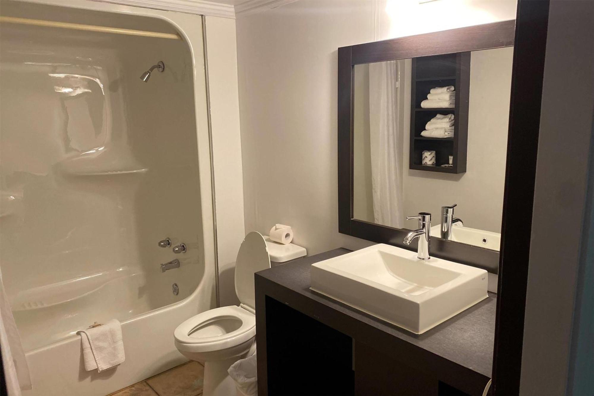 Ramada By Wyndham Laval Hotell Eksteriør bilde