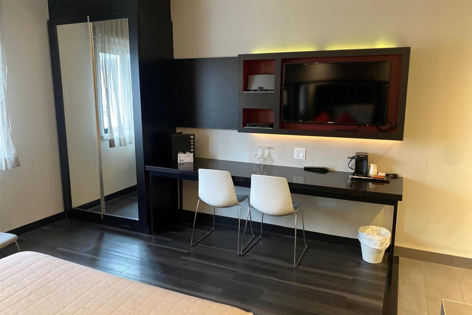 Ramada By Wyndham Laval Hotell Eksteriør bilde
