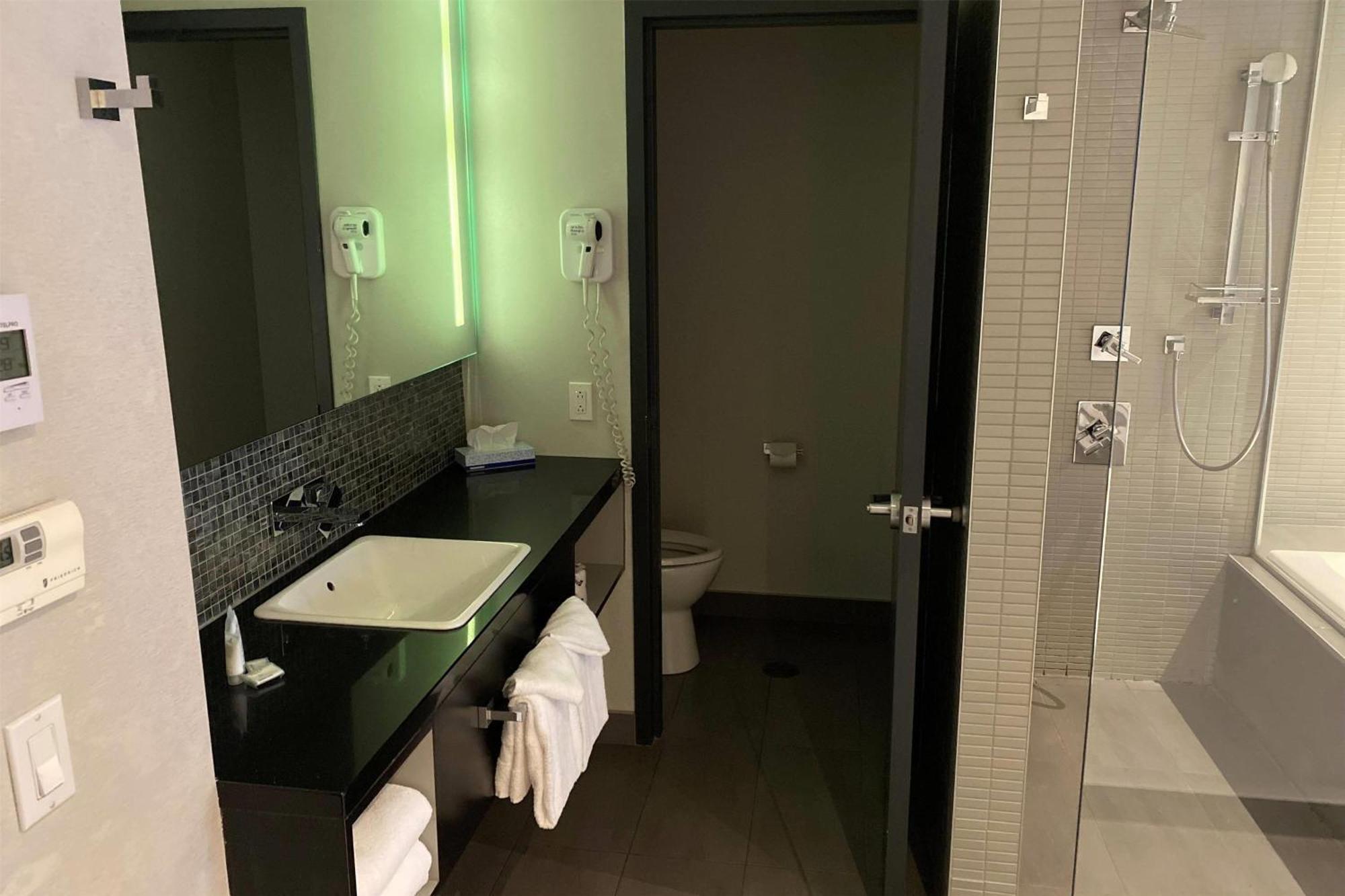 Ramada By Wyndham Laval Hotell Eksteriør bilde