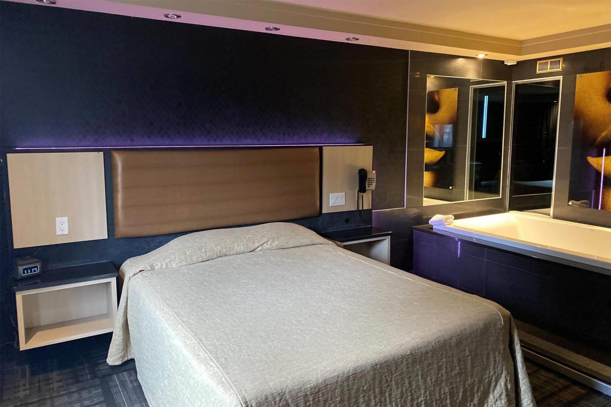 Ramada By Wyndham Laval Hotell Eksteriør bilde