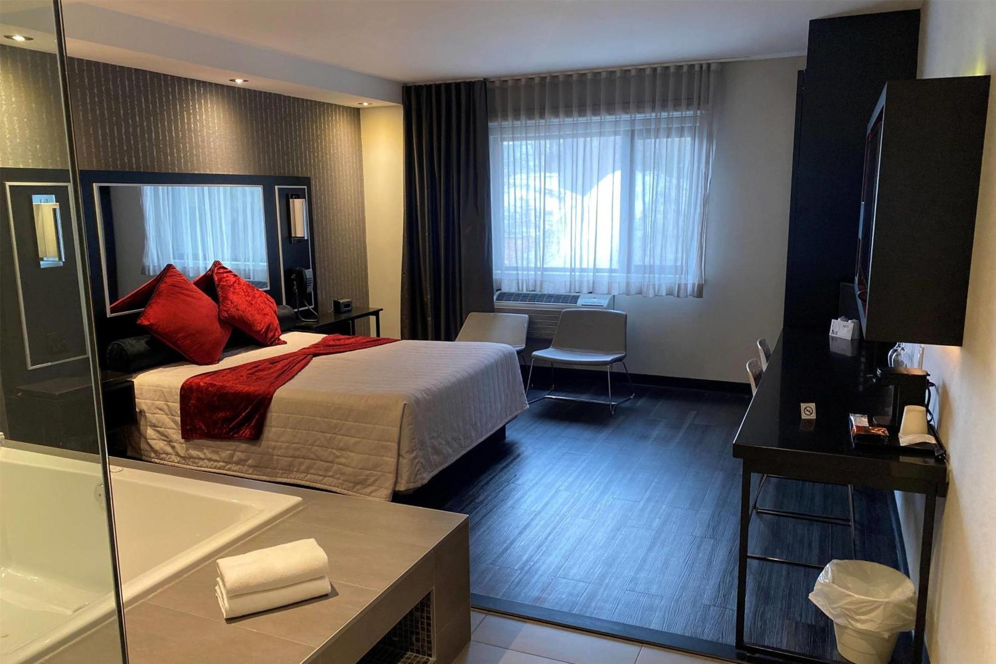 Ramada By Wyndham Laval Hotell Eksteriør bilde
