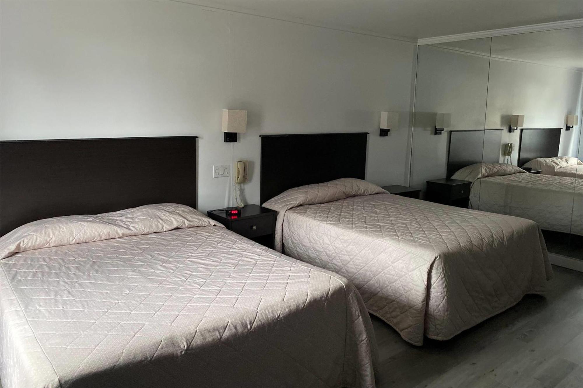 Ramada By Wyndham Laval Hotell Eksteriør bilde