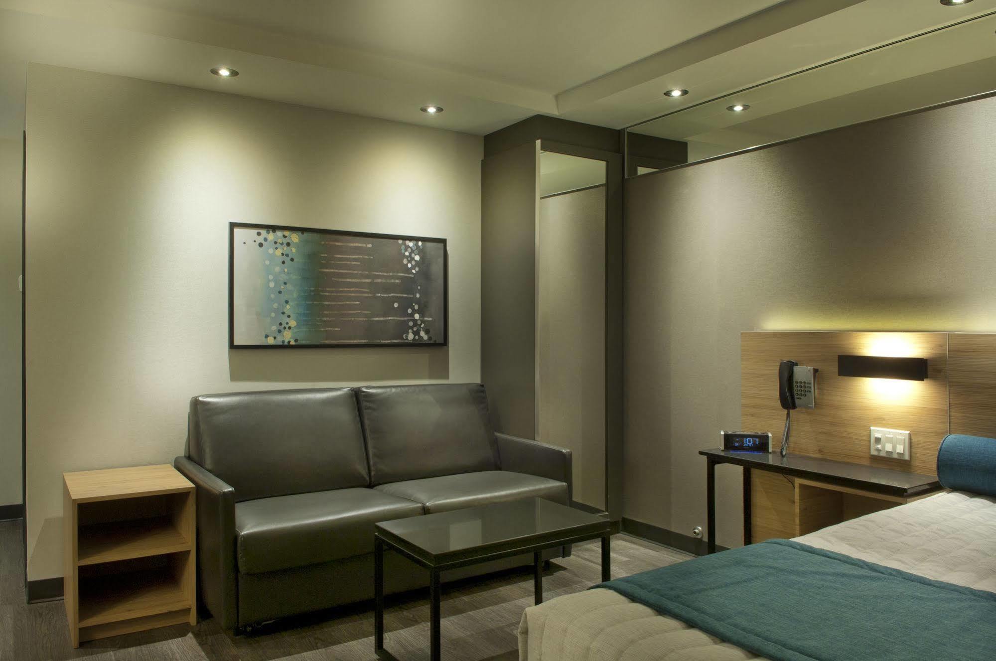 Ramada By Wyndham Laval Hotell Eksteriør bilde