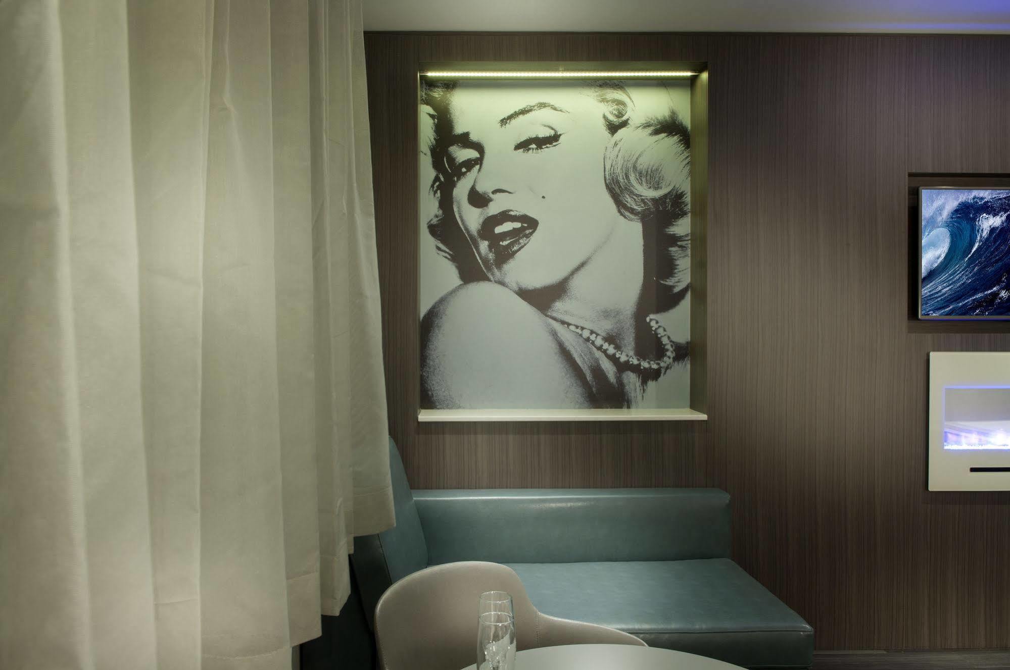 Ramada By Wyndham Laval Hotell Eksteriør bilde